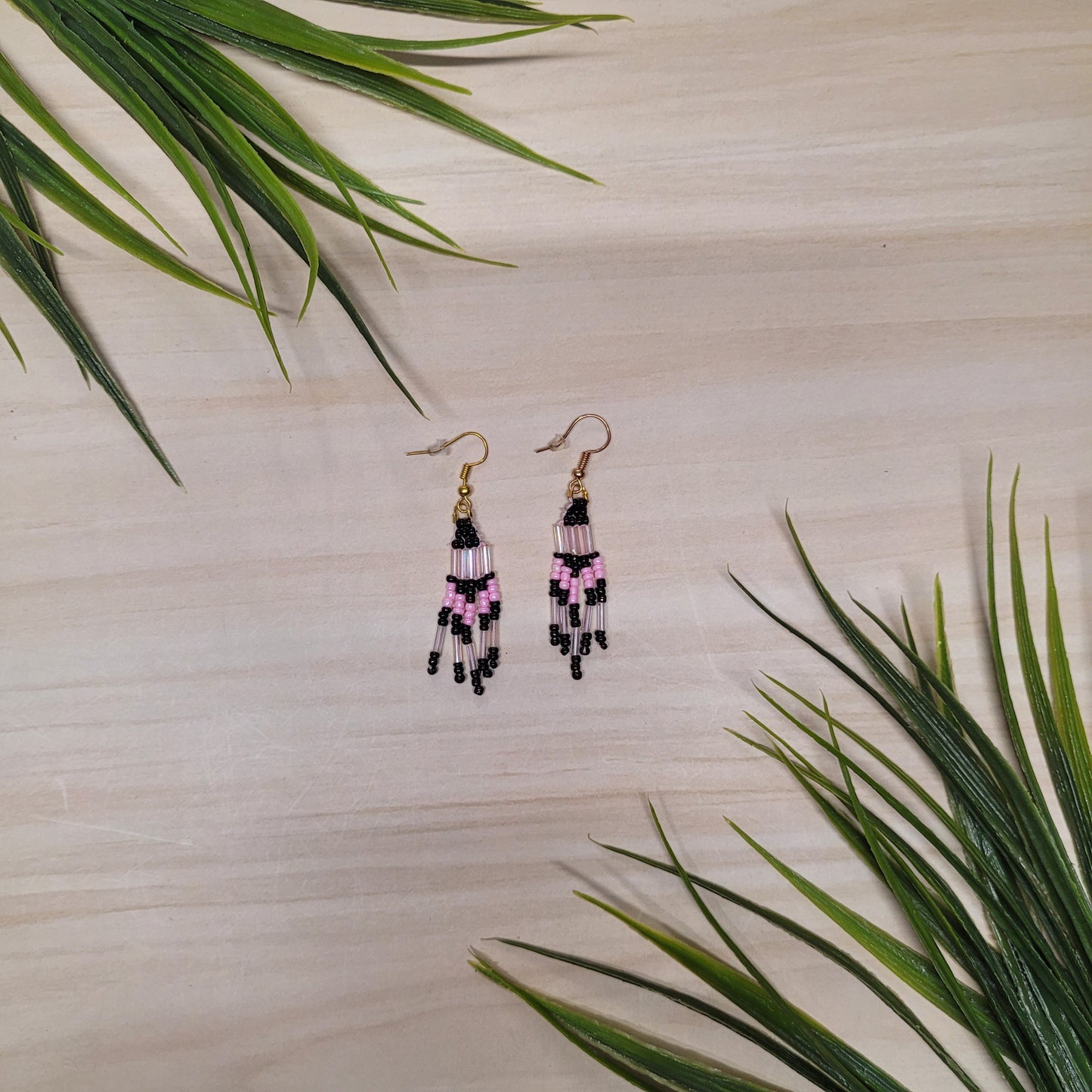 Boucles d'oreilles roses et noires perlées en frange