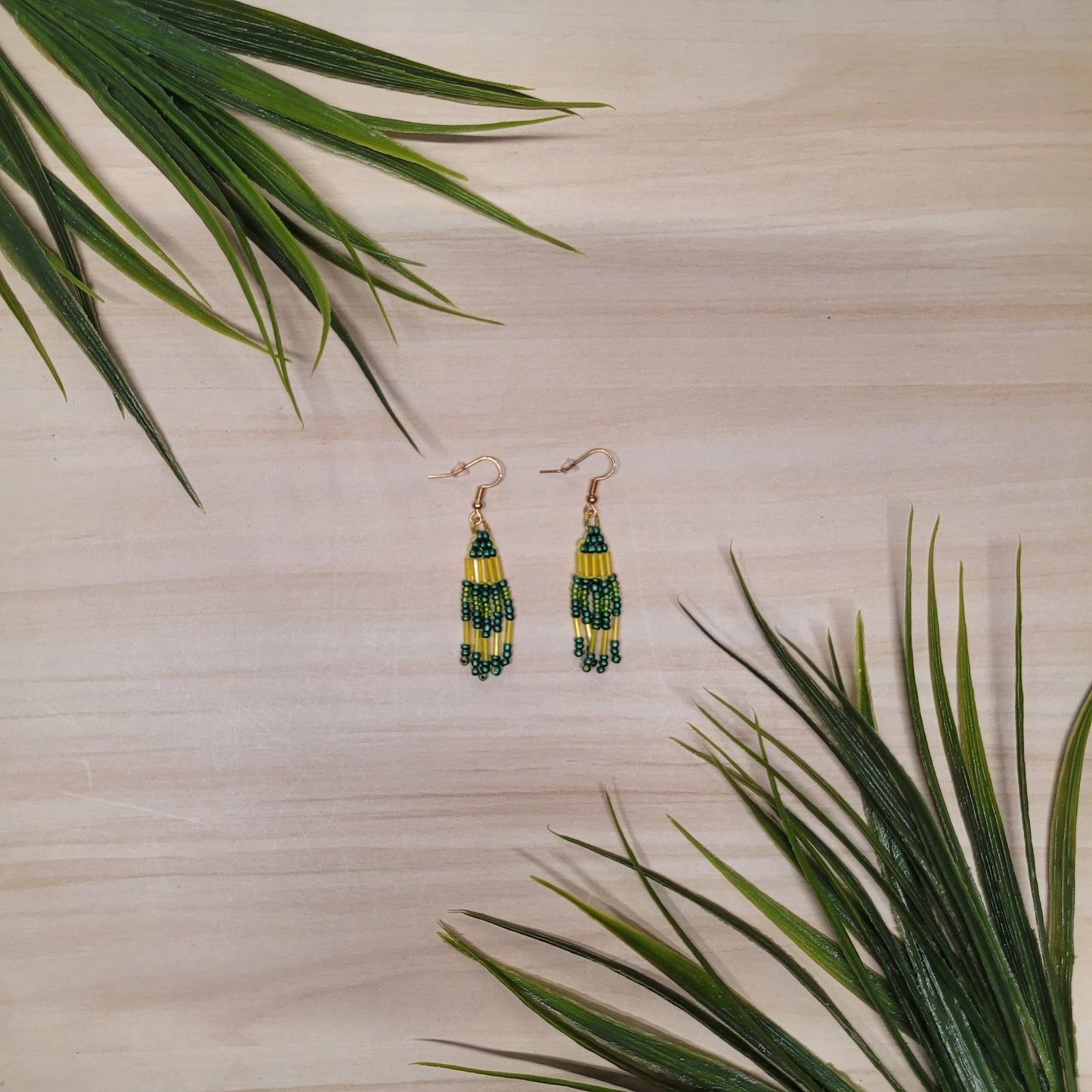 Boucles d'oreilles vertes et jaunes perlées en frange