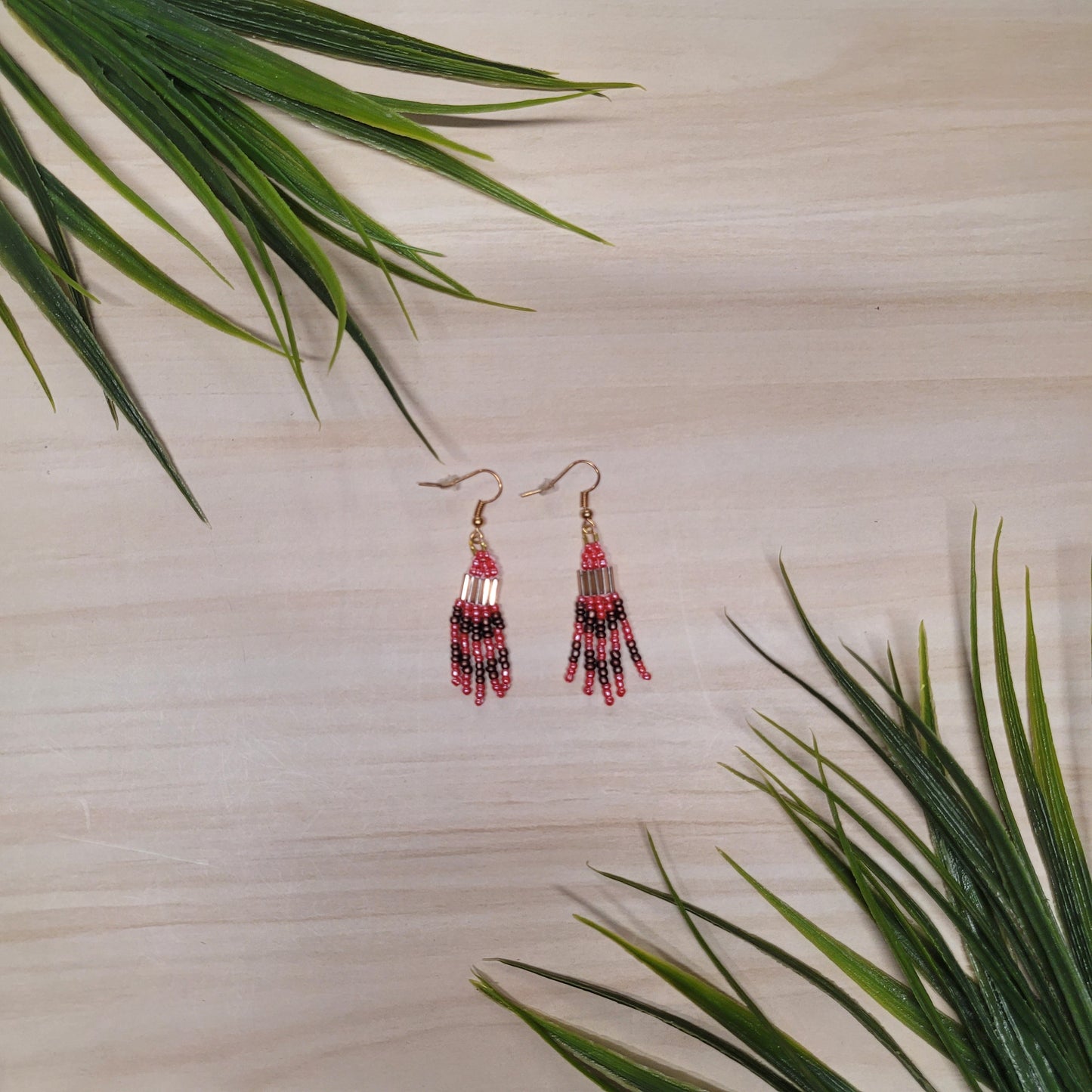 Boucles d'oreilles rouges et brunes perlées en frange