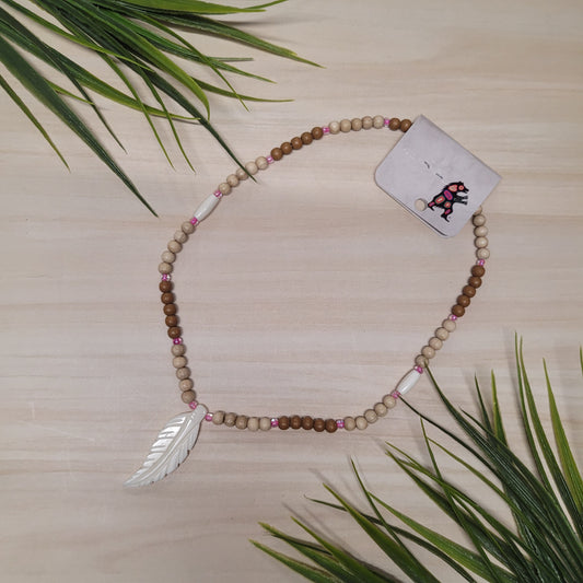 Collier de billes de bois marron et beiges avec pendentif en os