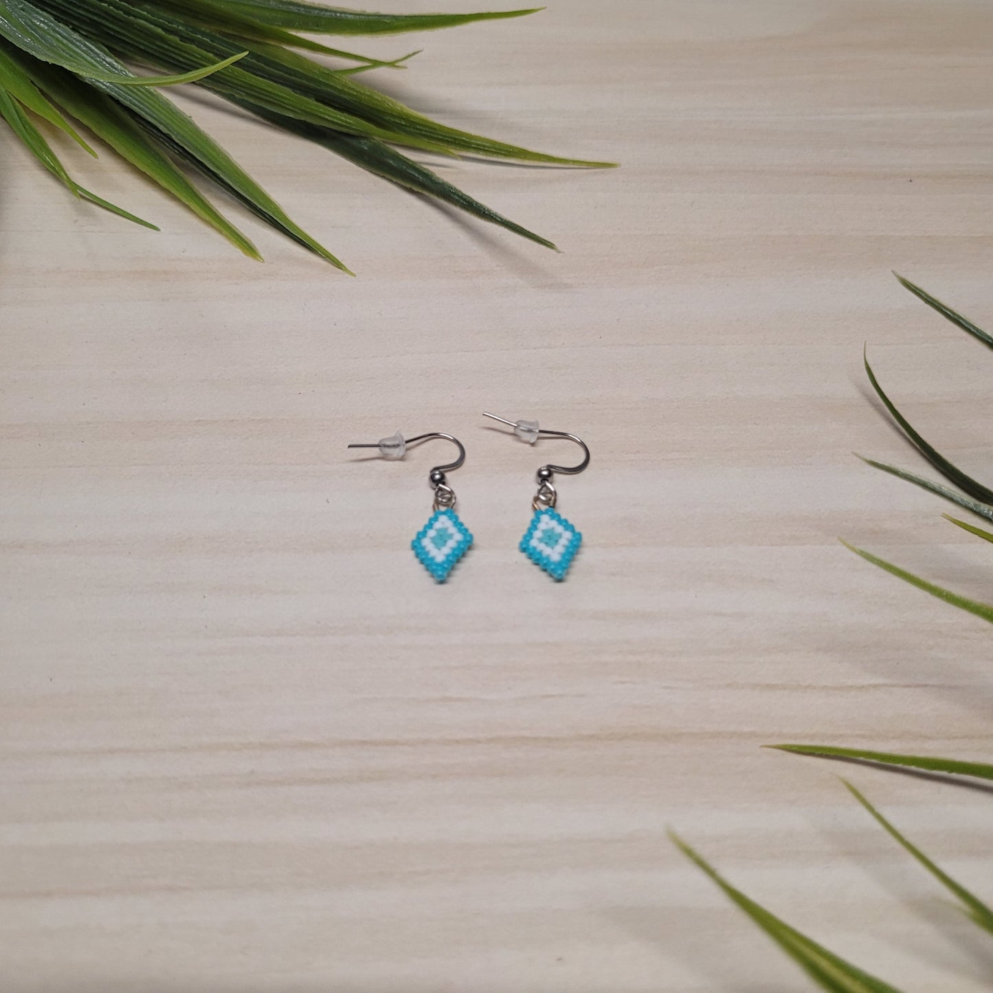 Boucles d'oreilles bleues perlées en losange