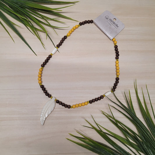 Collier de billes de bois jaunes et brunes avec pendentif en os
