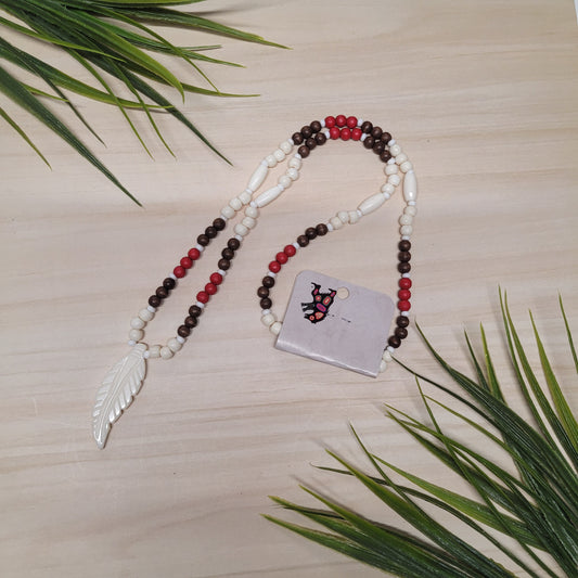 Collier de billes de bois rouges, brunes et blanches avec pendentif en os