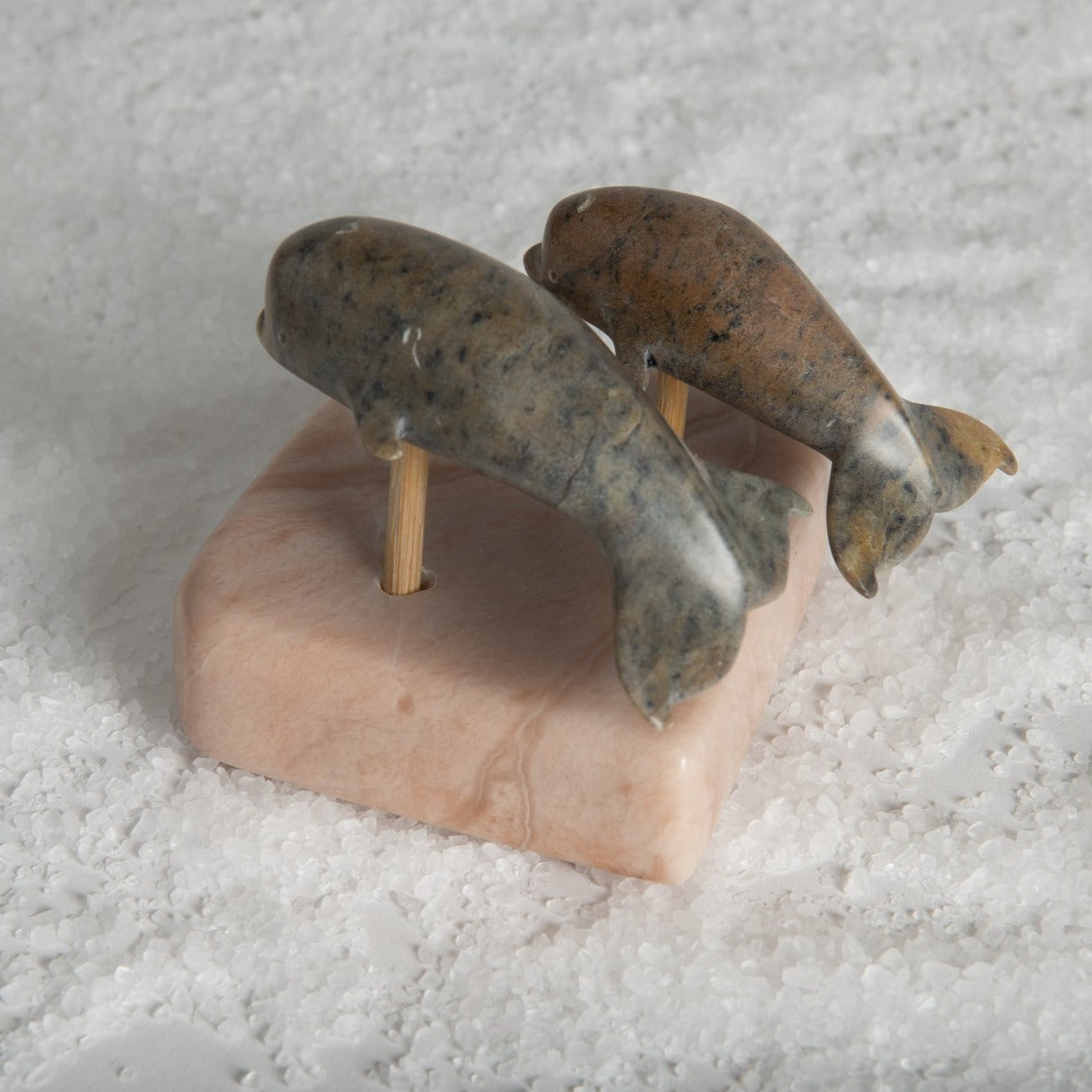 Simiuni Nauya - Duo Belugas sur socle
