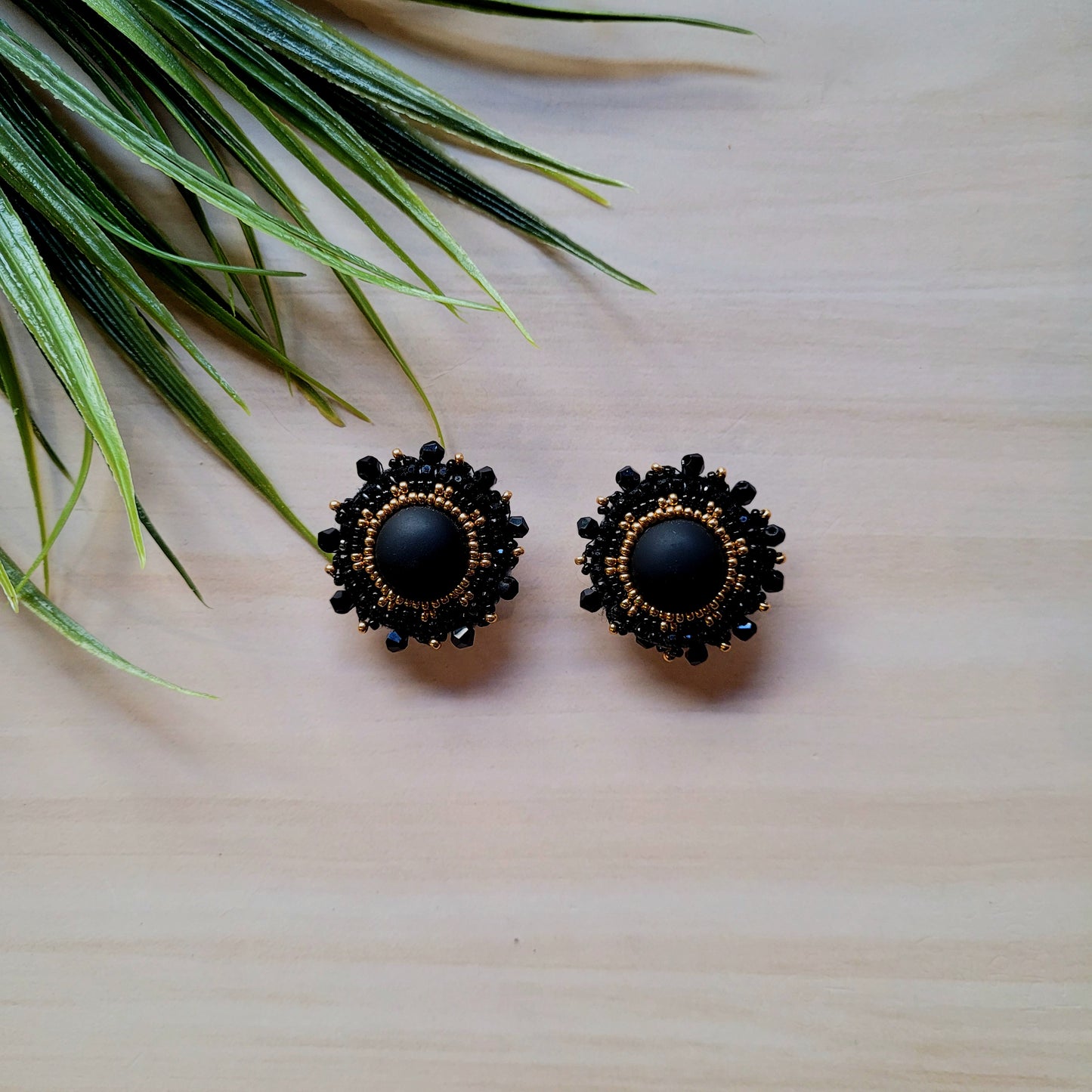 Boucles d'oreilles noires et or en cabochon - Matsheshu créations