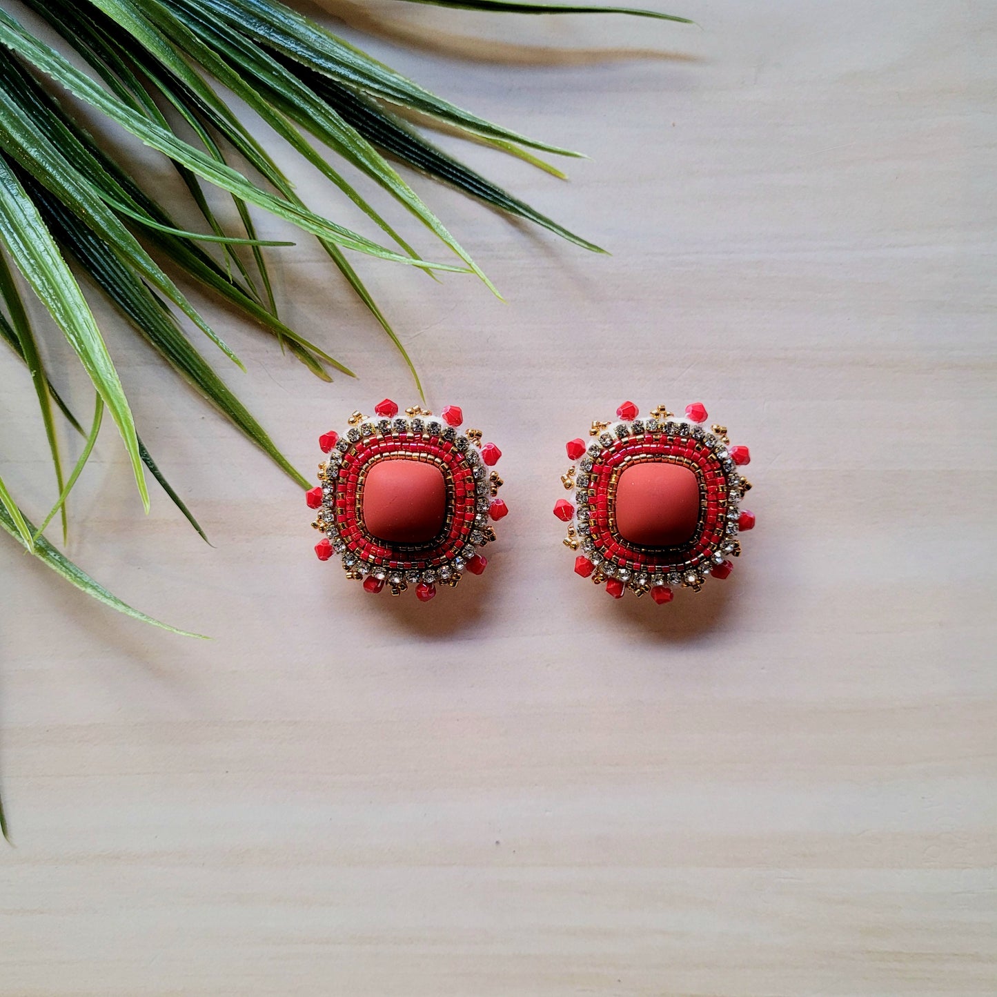 Boucles d'oreilles rouges en cabochon - Matsheshu créations