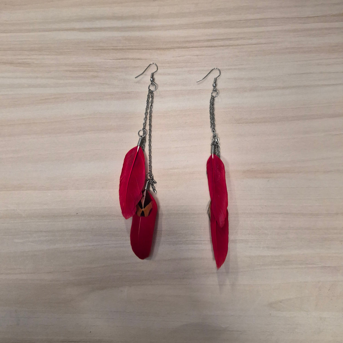 Chain earrings with feathers