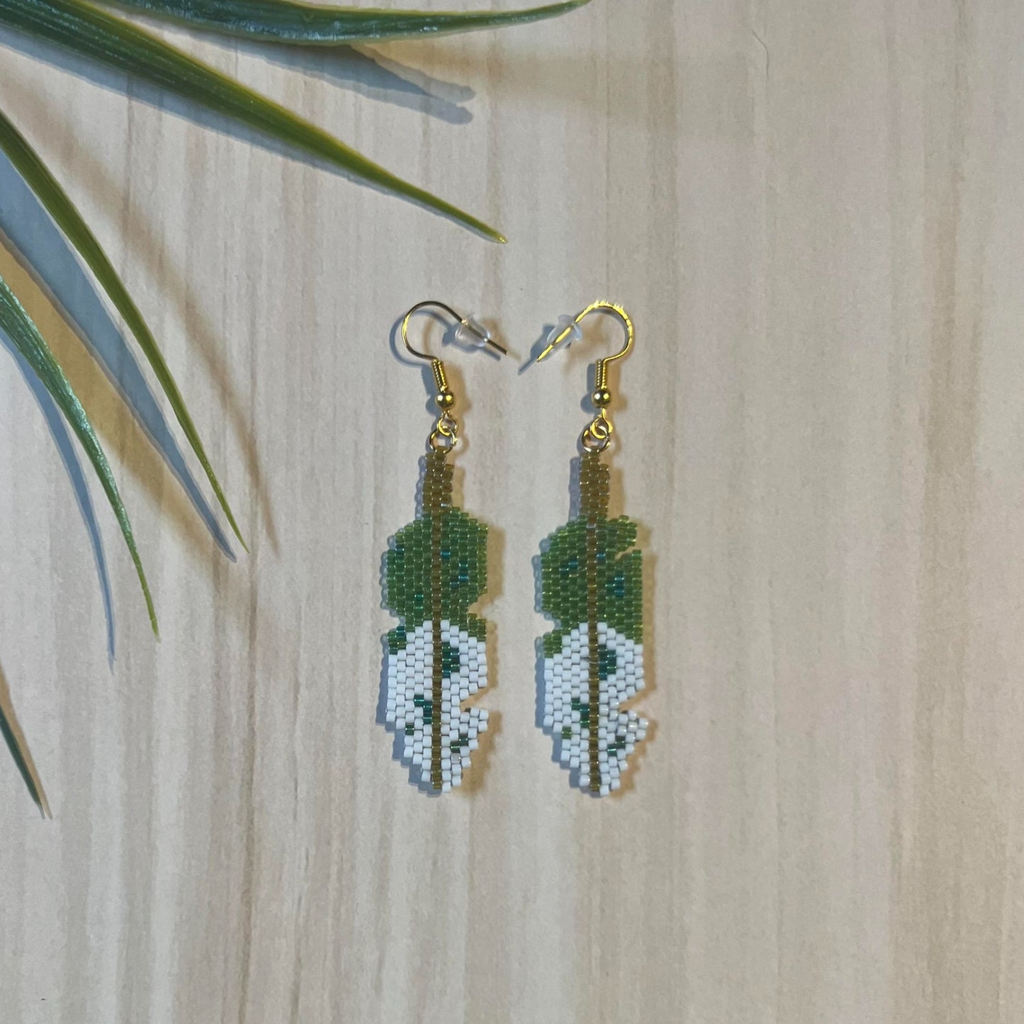 Small beaded feathers earrings