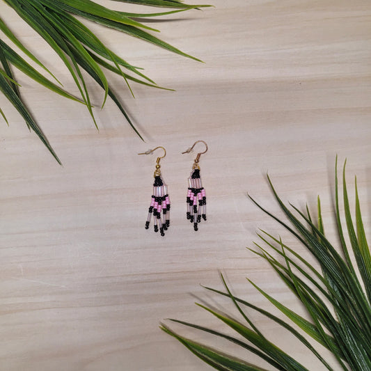 Boucles d'oreilles roses et noires perlées en frange