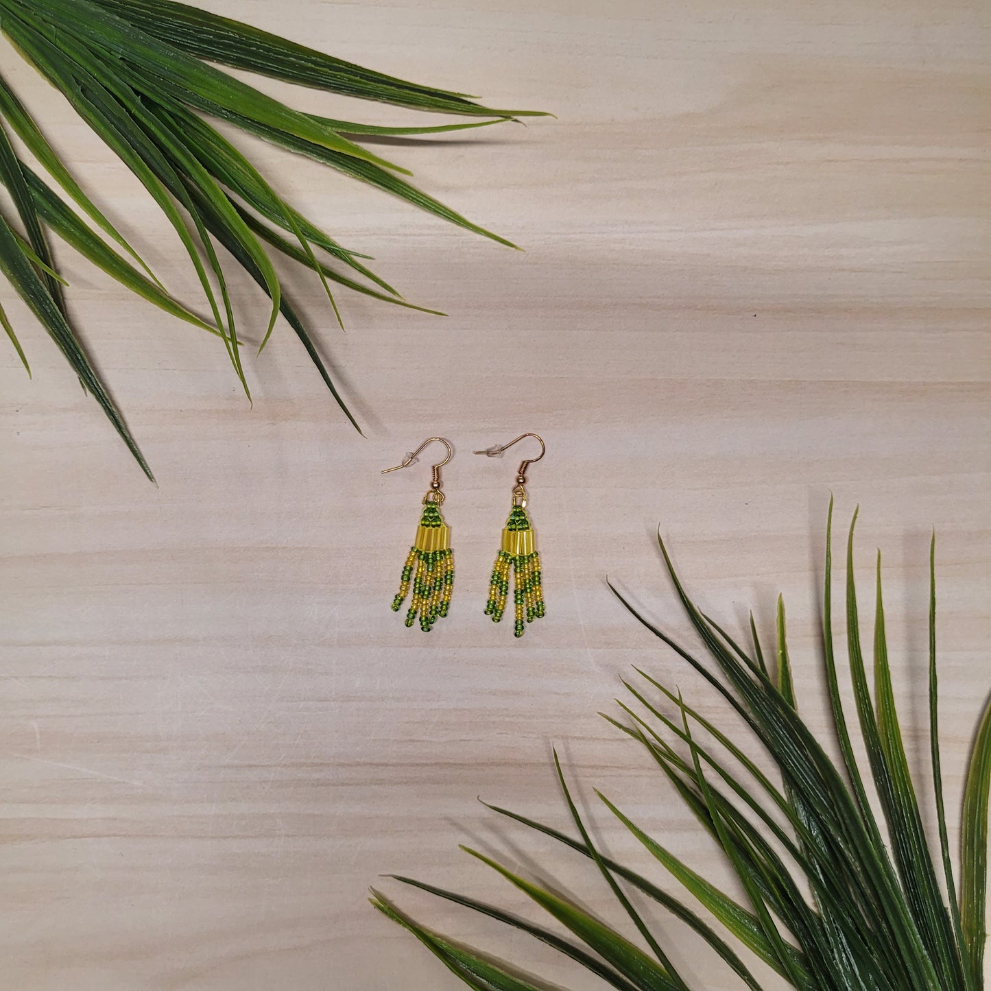 Boucles d'oreilles jaunes et vertes perlées en frange