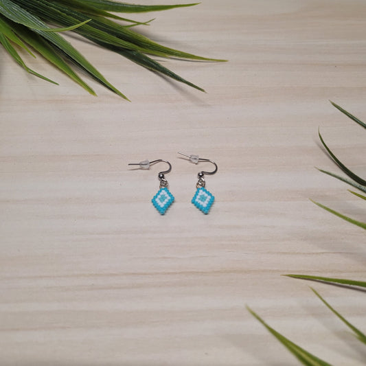 Boucles d'oreilles bleues perlées en losange
