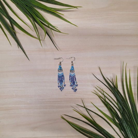 Boucles d'oreilles bleu iridescent perlées en frange