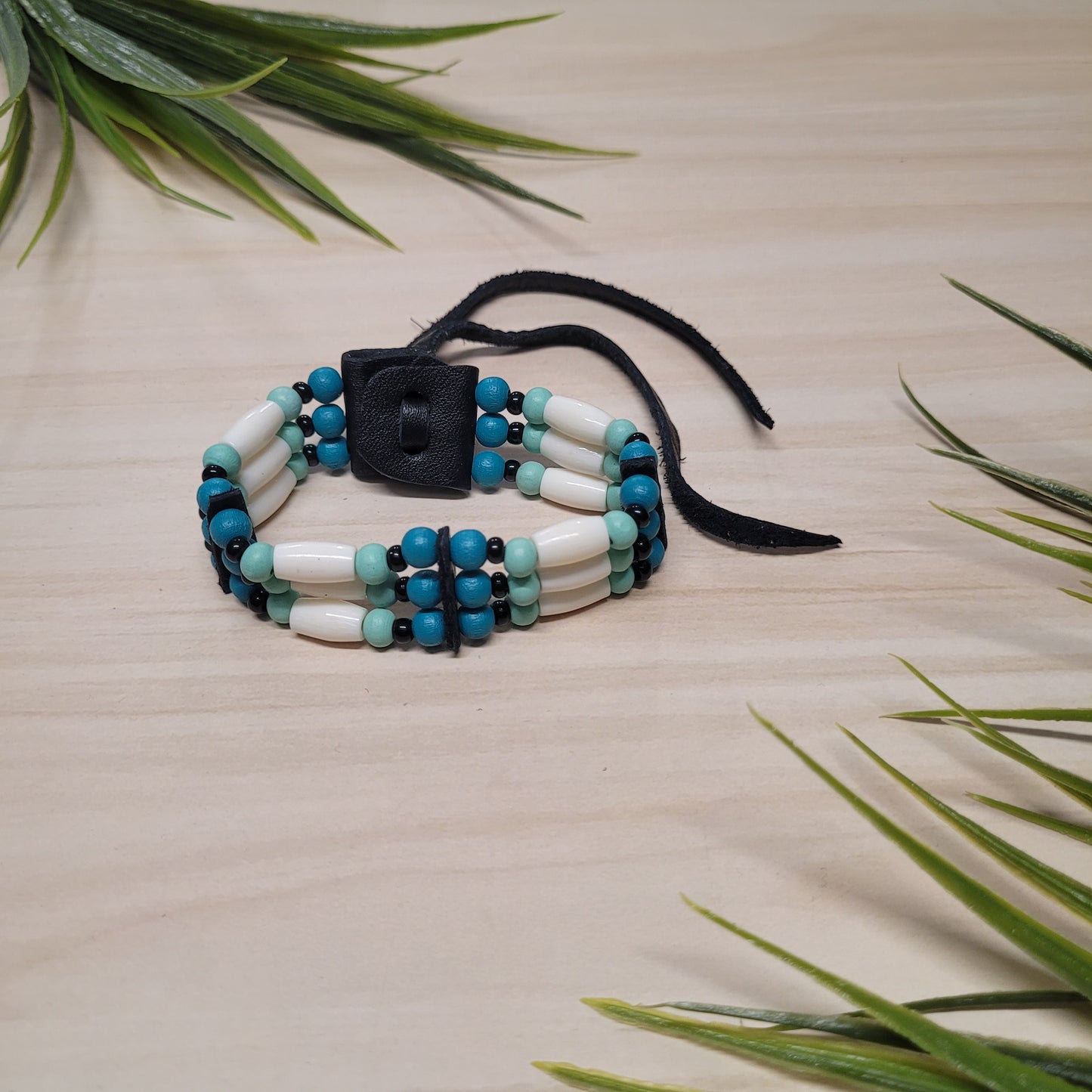 Bracelet de billes de bois bleues et blanches