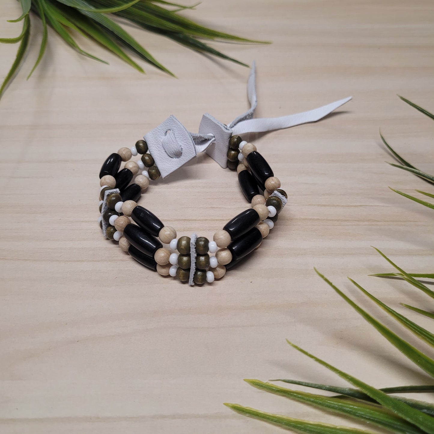 Bracelet de billes de bois noires, beiges et vert forêt