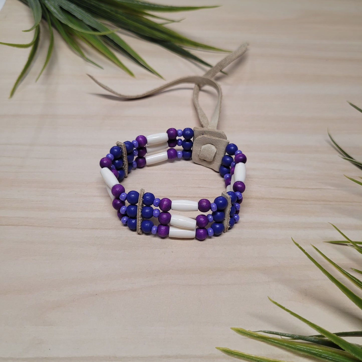 Bracelet de billes de bois mauves et blanches