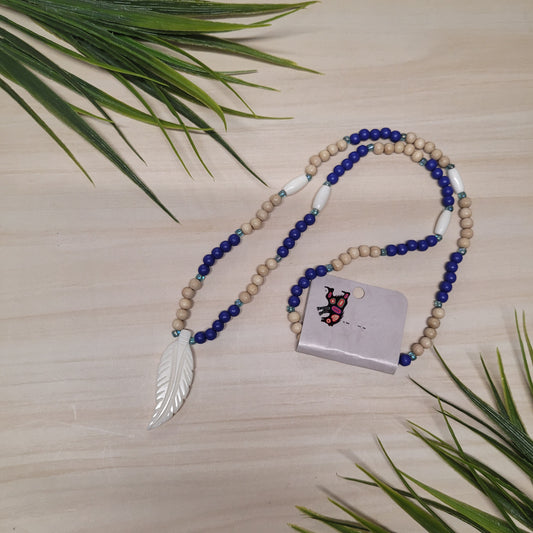 Collier de billes de bois bleues et beige avec pendentif en os