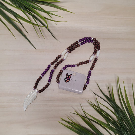 Collier de billes de bois mauves et brun avec pendentif en os
